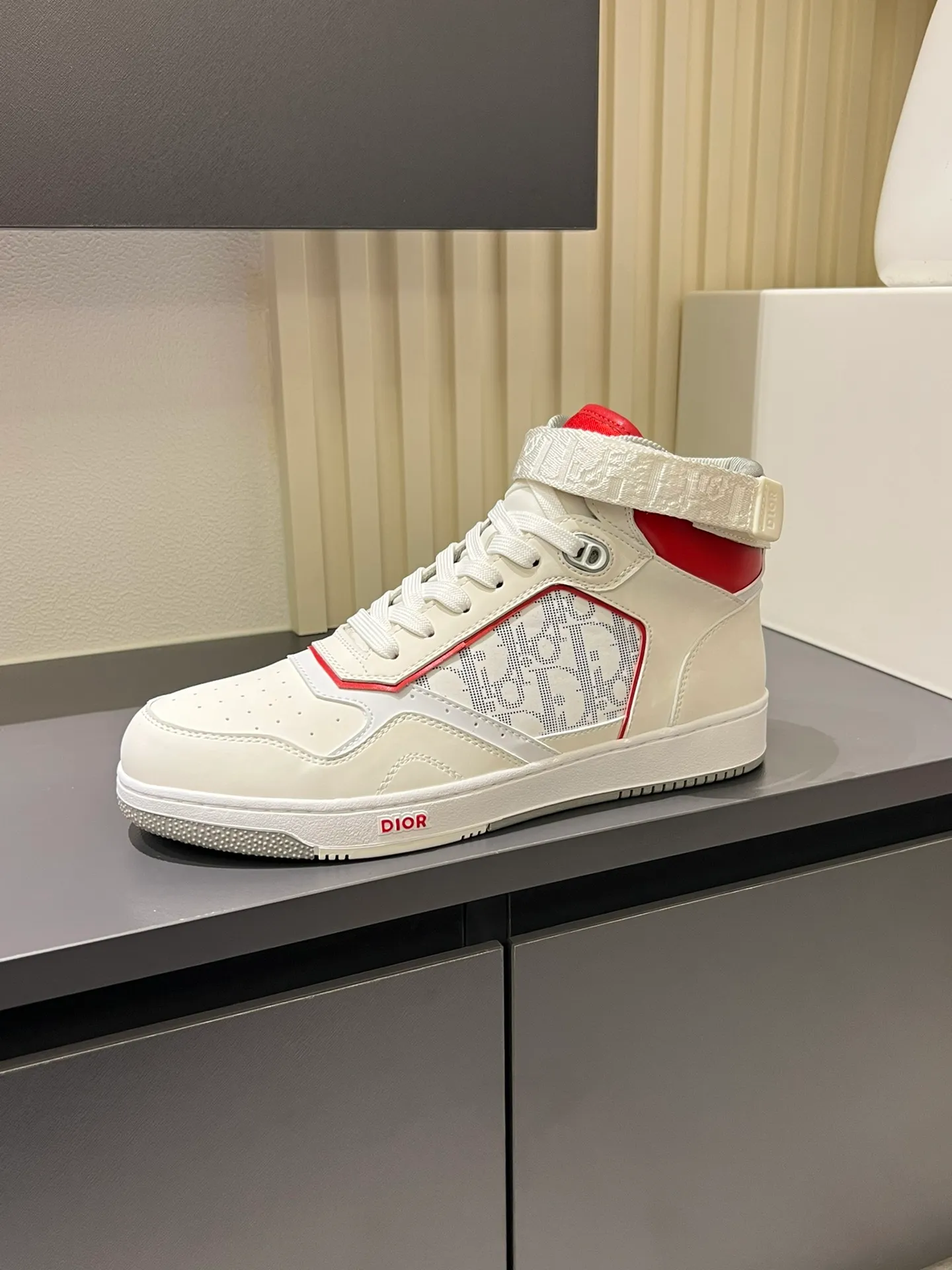 Men's shoes 💰p460 "Dio*" mid-top B27 casual sneakers. This B27 high-top sneaker is a new product in the series and continues Di*r's classic style. Crafted from gray and white smooth calf leather with beige and black Oblique print panels on the sides. The "CD Icon" shaped shoelace eyelets are clever and delicate, and the two-color rubber sole, rear collar and heel are all equipped with the brand's iconic details to enhance the style. Oblique printed straps at the ankle allow for an adjustable fit to complement the overall design. Fashionable and versatile, it can complement any look. Create an exquisite design with unique dynamic vitality and modern atmosphere, presented in low-top and high-top styles. This new must-have shoe adds a new dimension to Dior's archive heritage, embodying modern elegance. Purchase the original version and make it 1:1. If you need top quality, please come to me! Male 38-44!